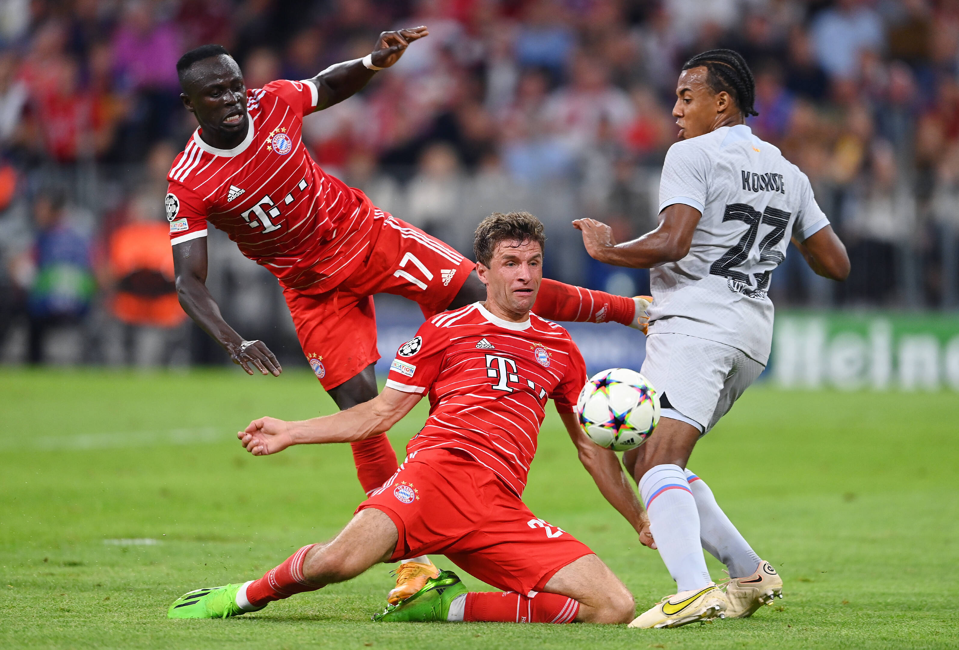 Fußball-Fan stirbt bei Bayern-Spiel! Tragödie in der Allianz Arena: Bayern-Fans verstummen nach Schock-Nachricht