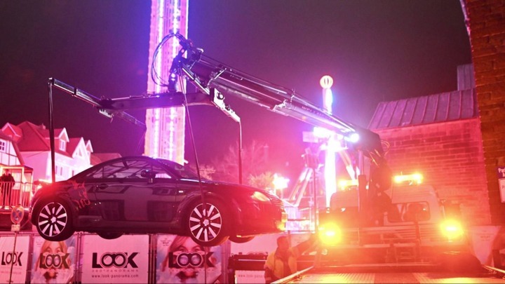 Auto rast in Stadtfest! Panik auf der Kirmes - Besucher verletzt!