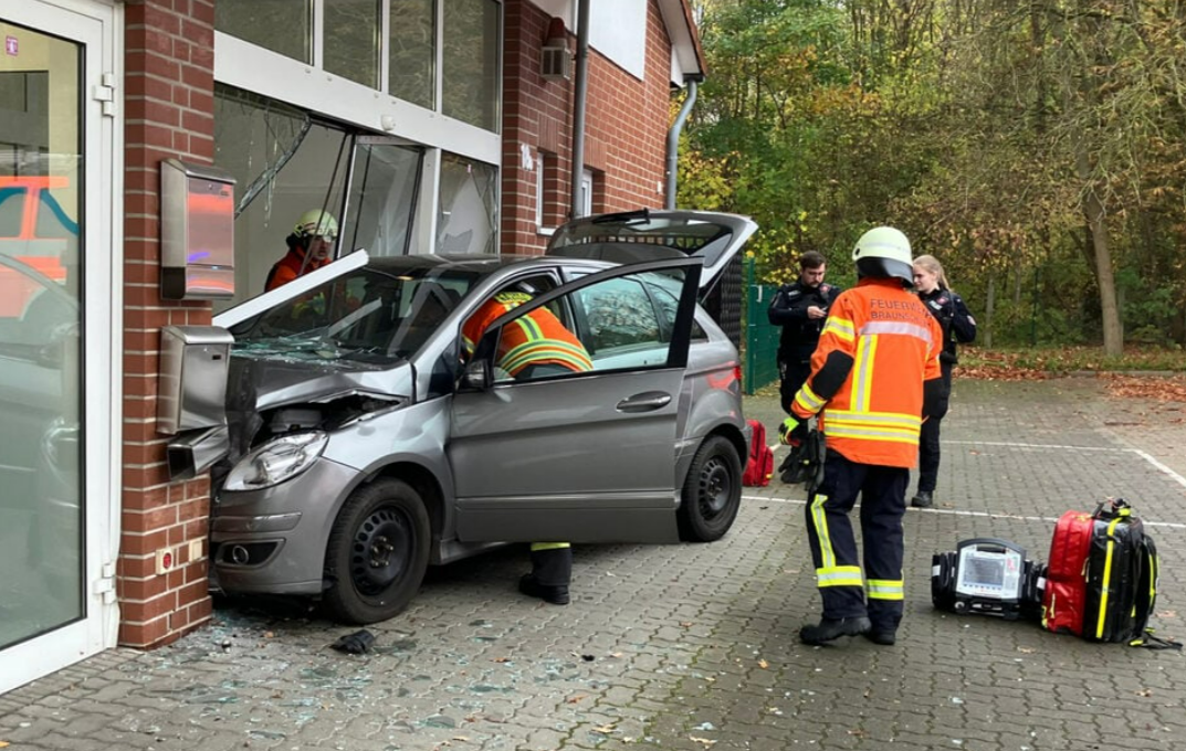 Mercedes kracht in eine Arztpraxis! Schwerer Unfall gemeldet