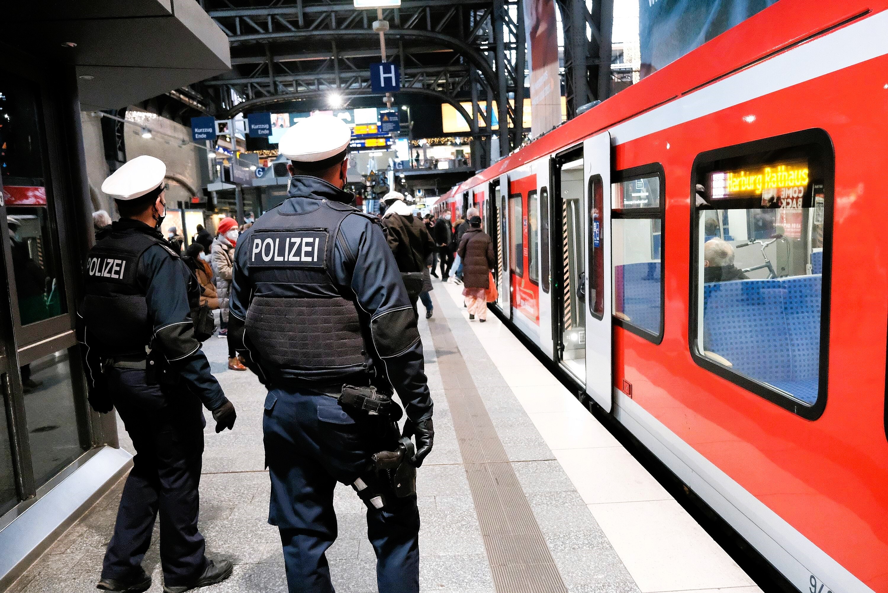 Zugunglück fordert Todesopfer - Polizei entdeckt Leiche in Regionalzug nach Kollision mit Arbeitsbühne!