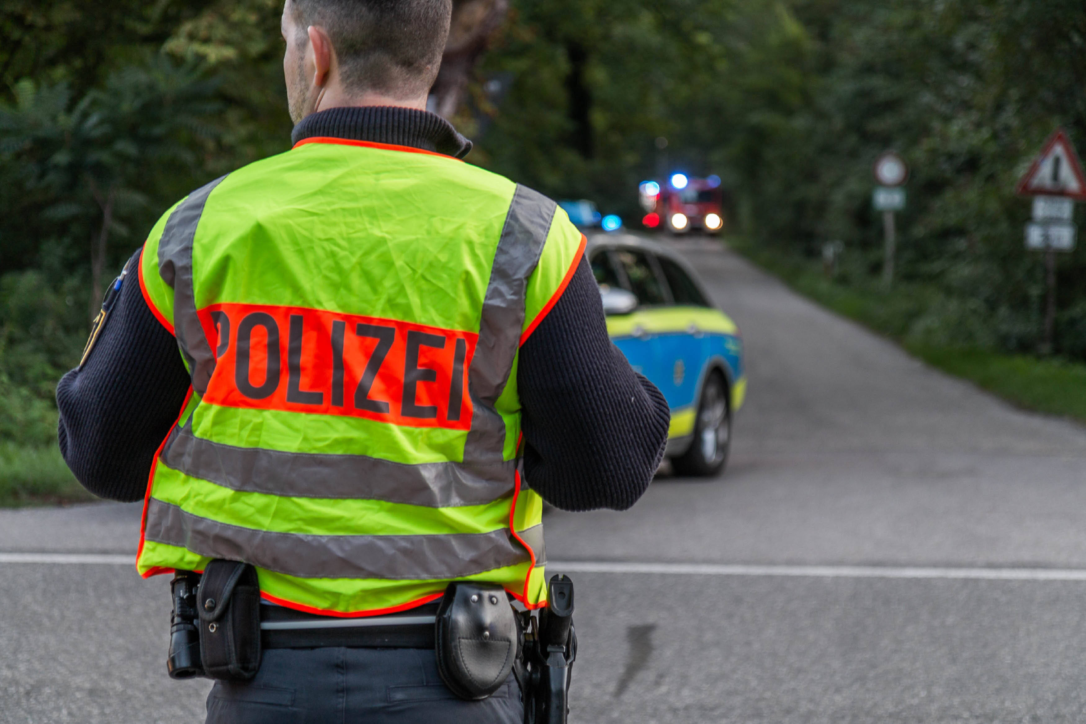 Eilmeldung! Drei Kinder stürzen 10 Meter in einen Schacht! Es gibt mehrere Schwerverletzte