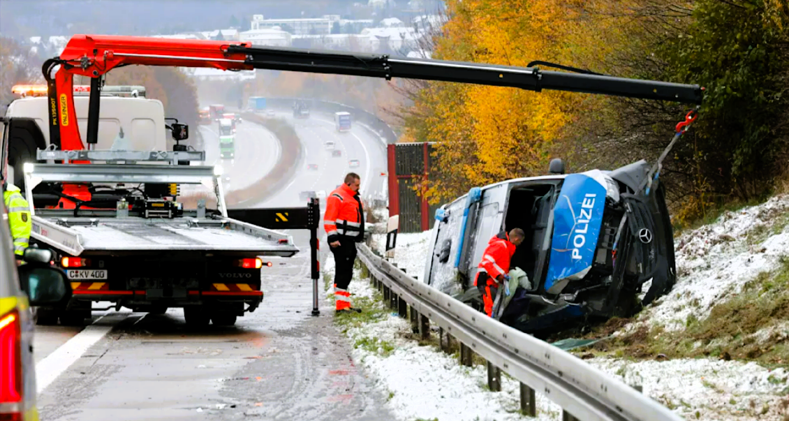 Schnee- und Eischaos auf deutschen Straßen! Polizeiwagen überschlägt sich auf der Autobahn!