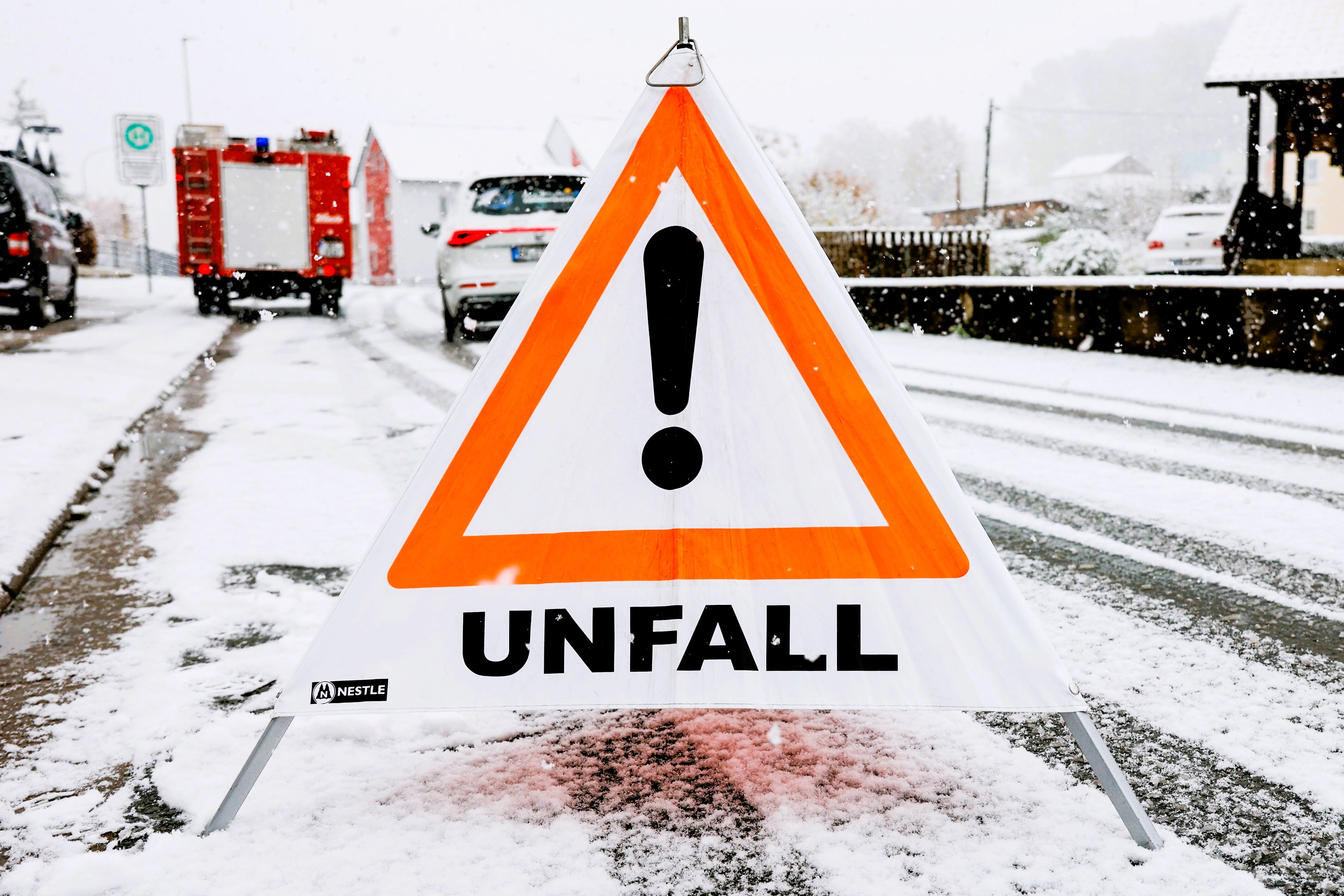 Achtung! Temperatursturz - Glätte und Schnee! Gefahren auf den Straßen, während das Thermometer verrücktspielt!