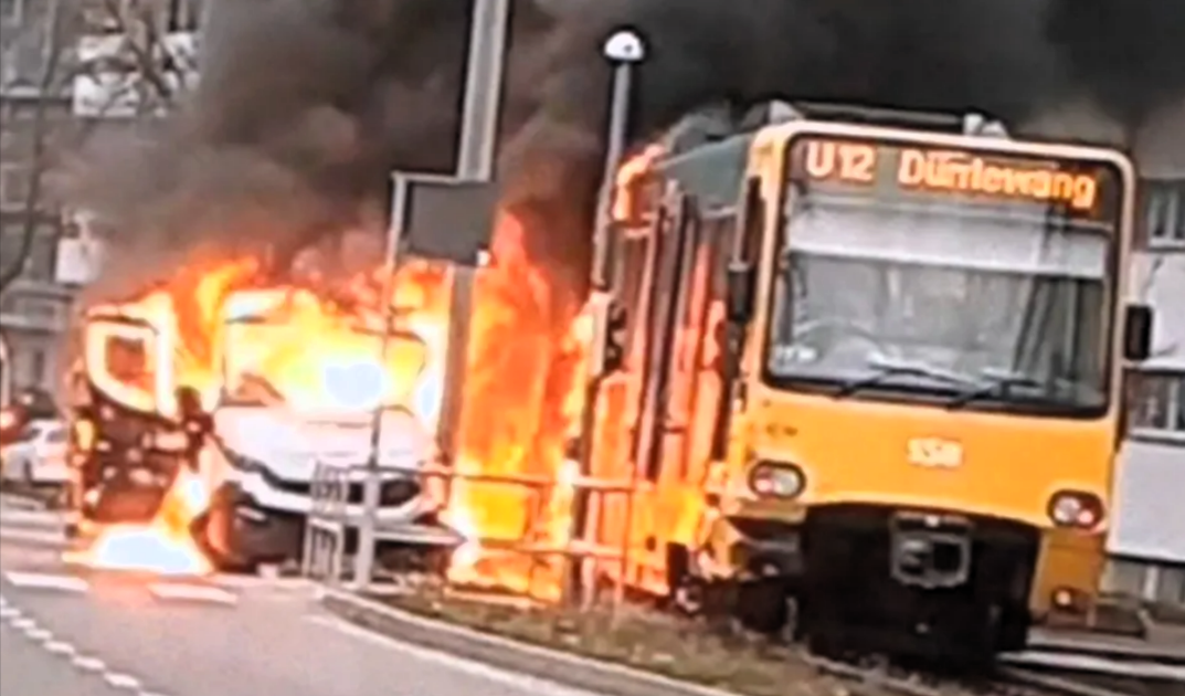 Auto rast in Straßenbahn und geht in Flammen auf! Passagiere müssen Flammenwand entkommen