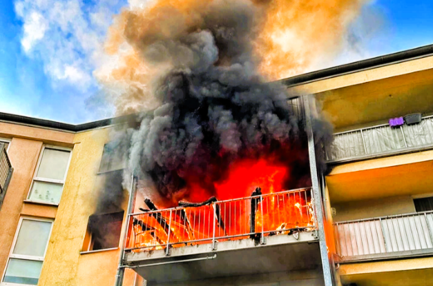 Explosion in Wohnhaus - Einsatzkräfte retten schwer verletzten Mann!