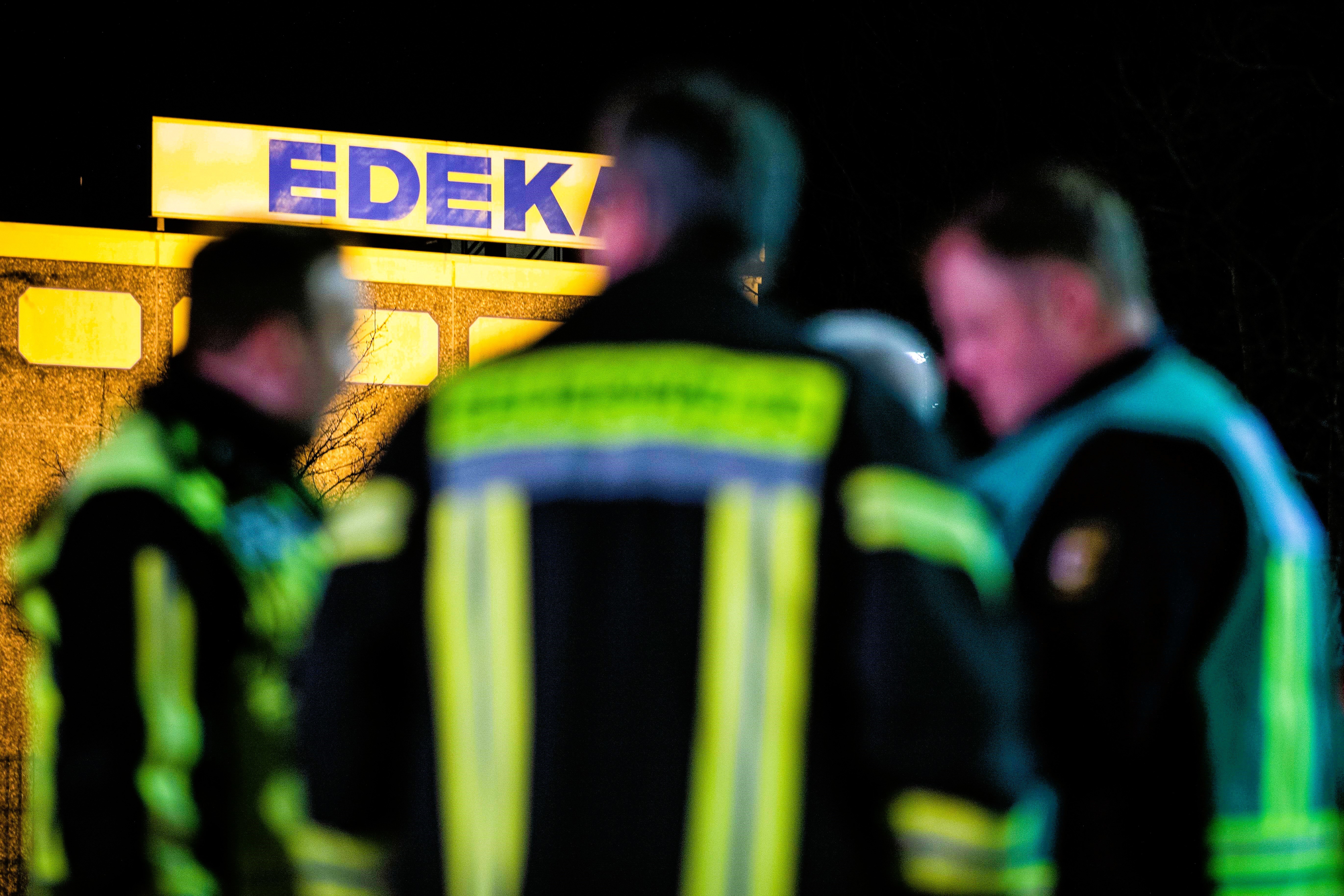 Amokalarm im Edeka-Markt! Frau wird von Fremden in den Hals gestochen - Großeinsatz der Polizei!