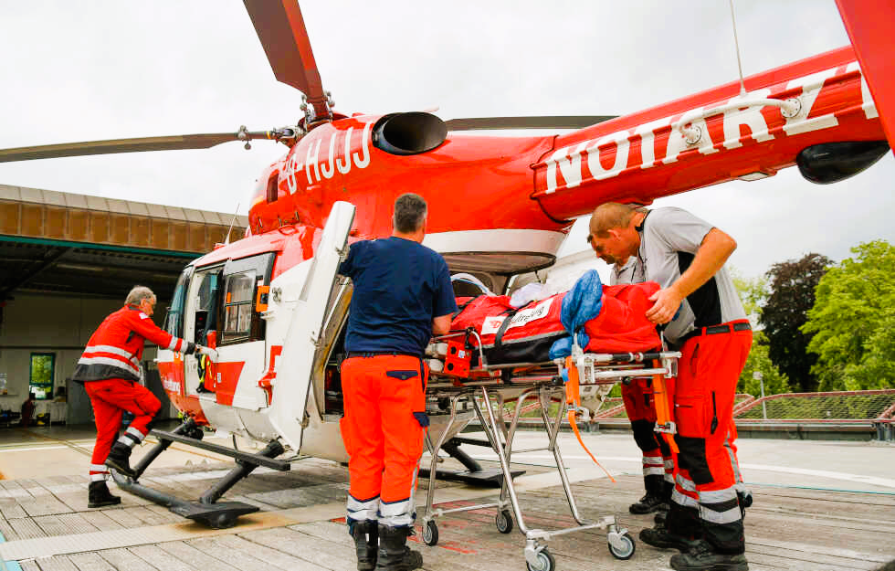 Tödlicher Schulbus-Unfall! PKW-Fahrerin erliegt ihren Verletzungen