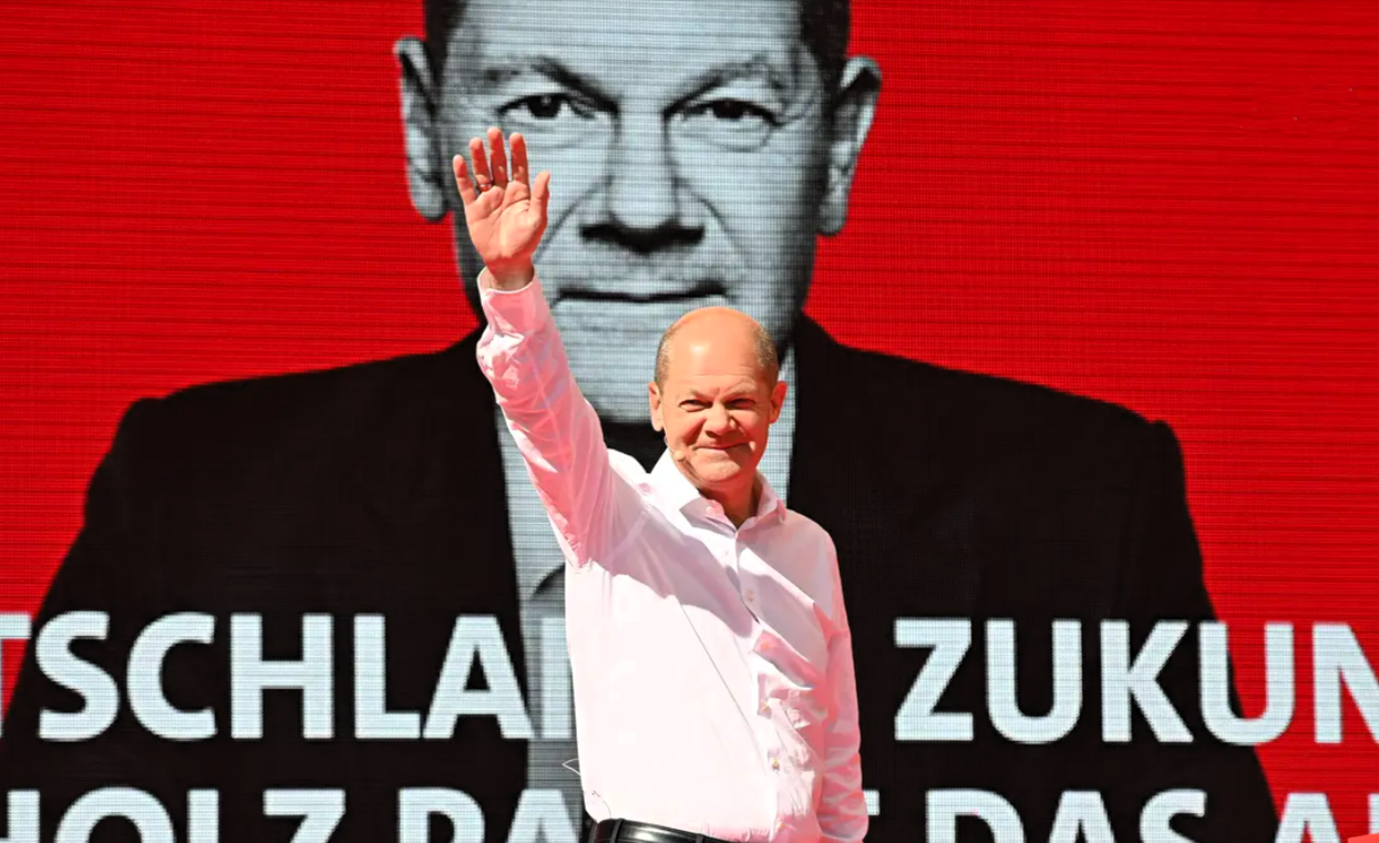 Amerikaner sieht Wahlplakat von Olaf Scholz: Seine Reaktion spricht Bände!